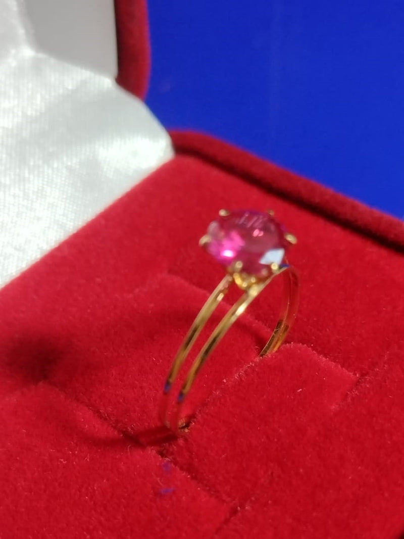 Anel Solitário Vermelho Zircônia 5 mm Ouro 18 Kilates 1.10 Grmaas