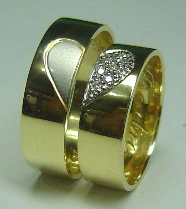 Alianças Casamento Ouro 18 Kilates 20 Gramas 8 mm Maciça Lisa e Brilhosa Coração e 5 Pedras Zircônias 2 Pontos