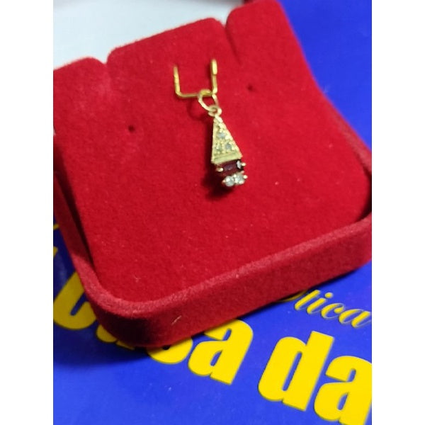 Pingente ouro 18 kilates peso 0,90 gramas 14 mm x 5 mm pedras Zircônias a maior e 5 pedras de Brilhantes