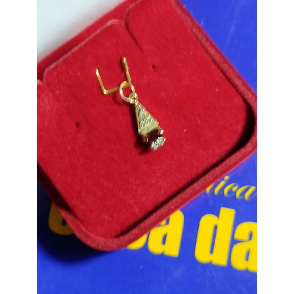 Pingente ouro 18 kilates peso 0,90 gramas 14 mm x 5 mm pedras Zircônias a maior e 5 pedras de Brilhantes