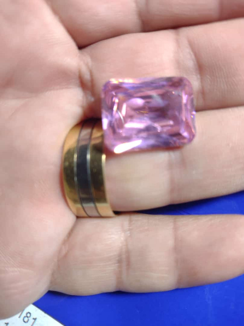 Pedra Zircônia Cor Rosa 20 mm x 15 mm Peso 7.50 Gramas